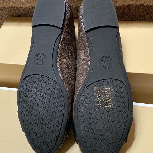 New MK Jilly Round Toe Ballet Flats shoes. Never worn. Comes with original box - Picture 5 of 9